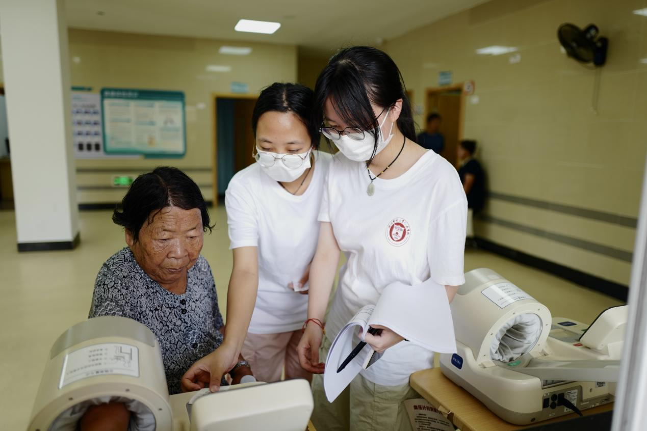 1751856655207198.png “红石榴”守护“夕阳红”,杏林情暖体检行