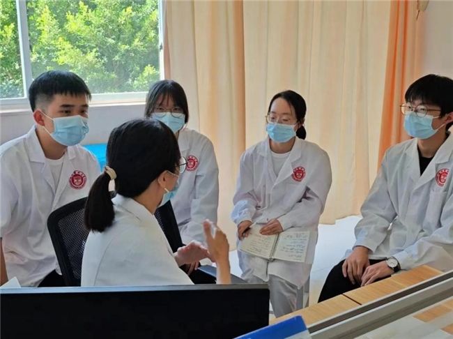 从“医学生”到“医生”—— 温医大小黄书
“全科心·海岛情”暑期实践队开展沉浸式职业医生体验 