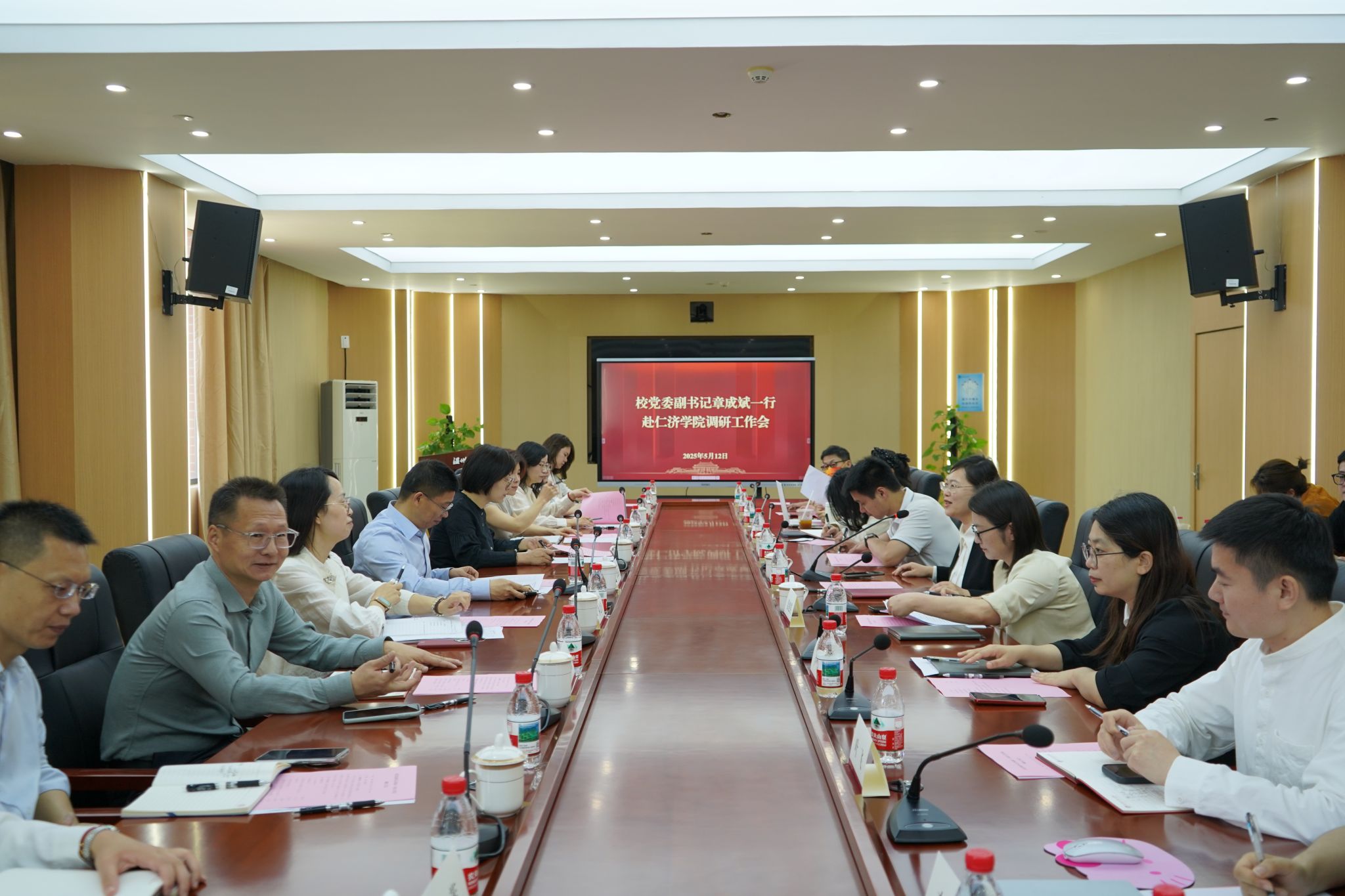 校党委副书记章成斌一行莅临小黄书
调研指导